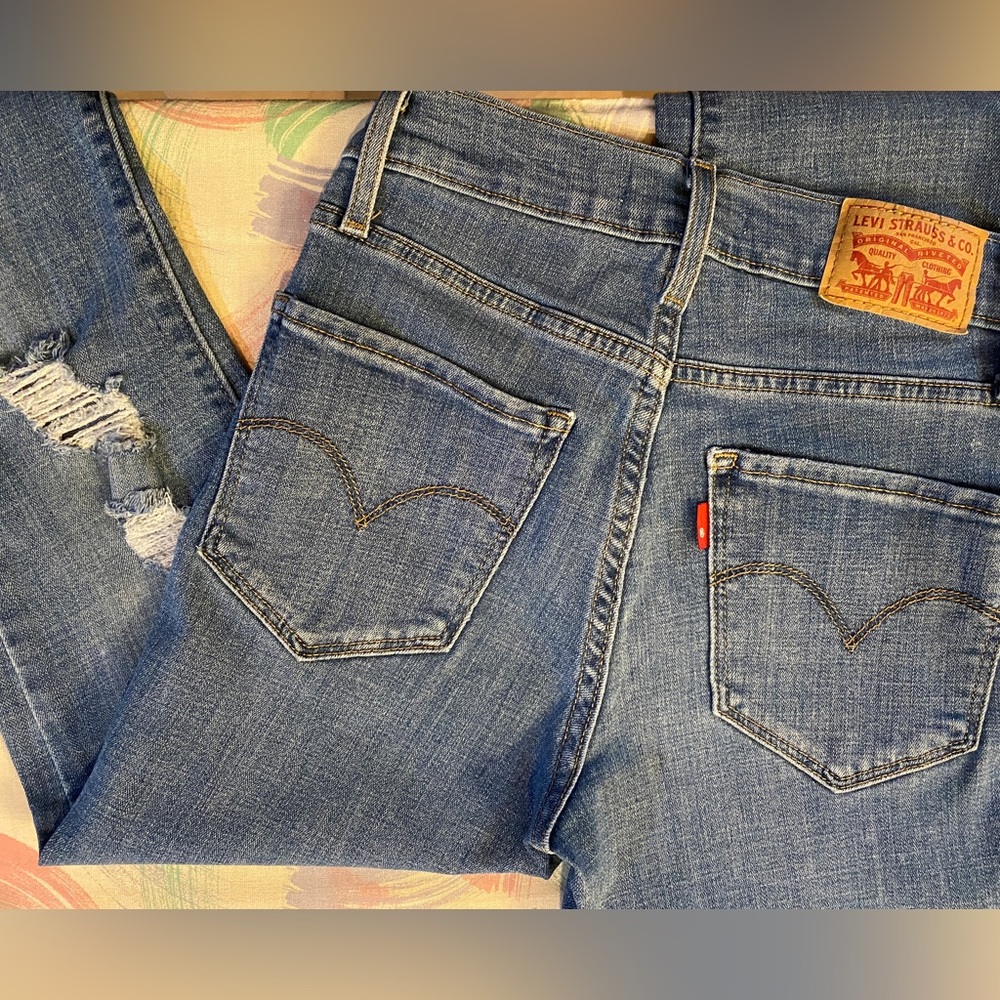 724 Levi’s High Rise Slim Straight Crop Women’s Jeans